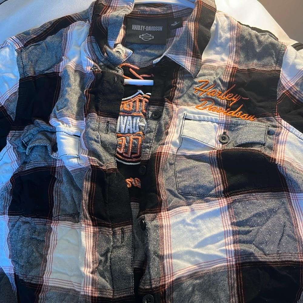 Harley Davidson flannel size medium. Some small pilling on the front